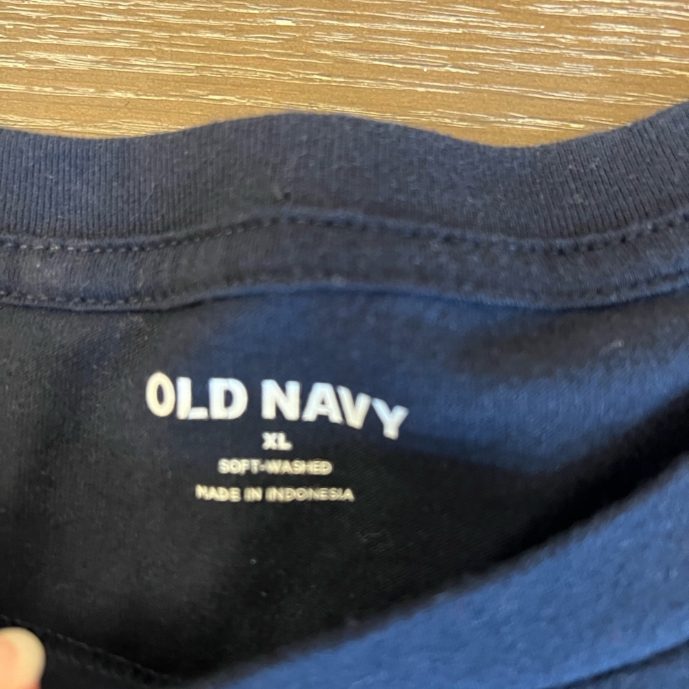 Old Navy Festive Navy Pub Santa T-Shirt - Picture 3 of 4